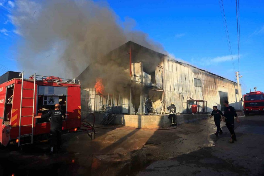 Sandalye Üretim Atölyesi Alev Alev Yandı