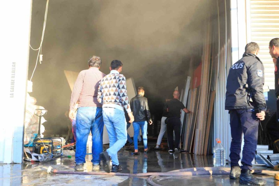 Sandalye Üretim Atölyesi Alev Alev Yandı