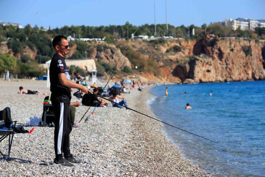 Türkiye’de Karla Mücadele Başlarken, Antalya’da Deniz Mevsimi Devam Ediyor