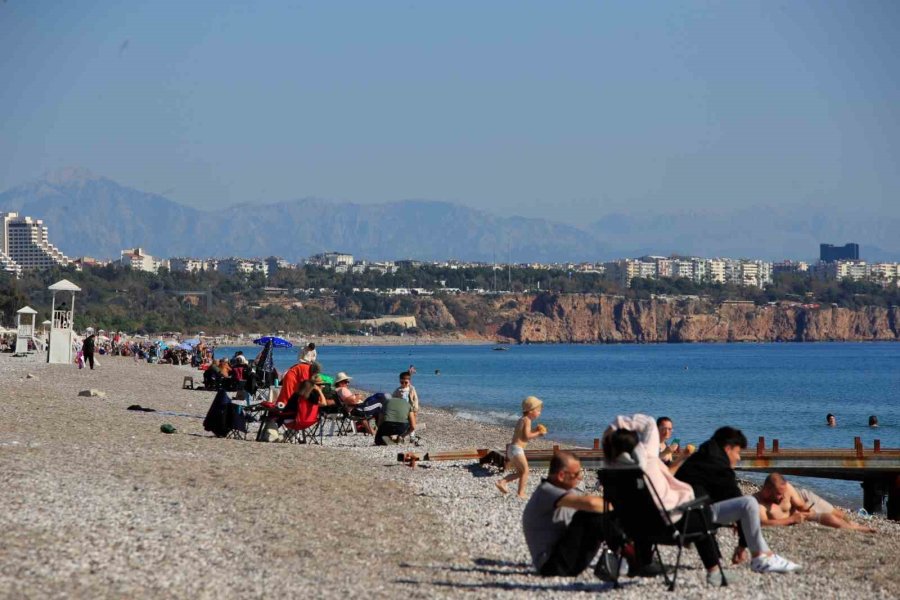 Türkiye’de Karla Mücadele Başlarken, Antalya’da Deniz Mevsimi Devam Ediyor
