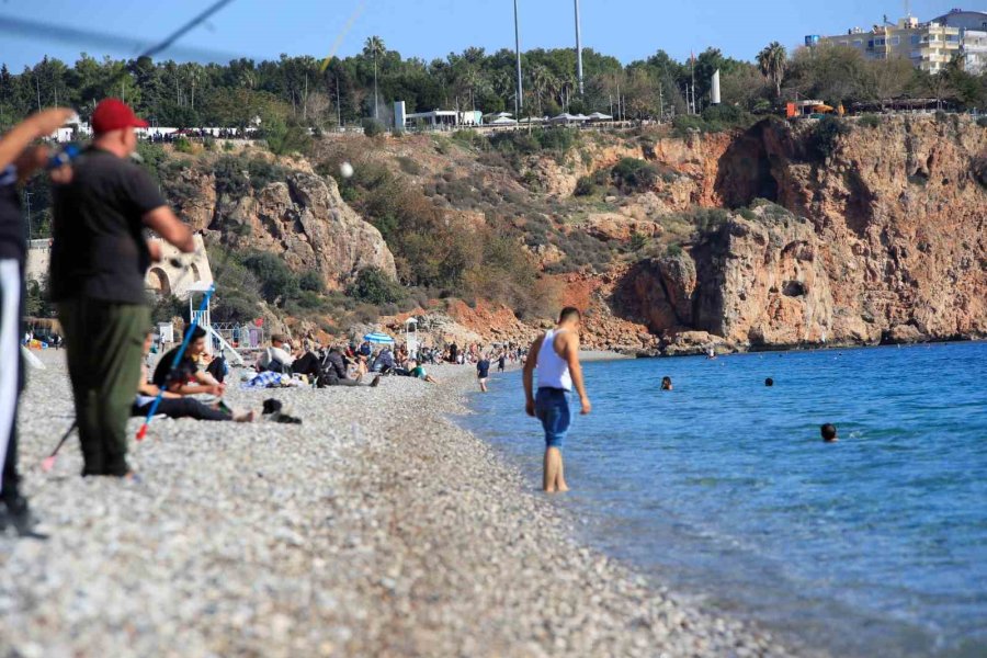 Türkiye’de Karla Mücadele Başlarken, Antalya’da Deniz Mevsimi Devam Ediyor