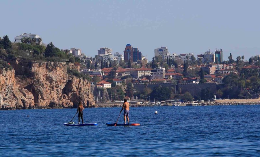 Türkiye’de Karla Mücadele Başlarken, Antalya’da Deniz Mevsimi Devam Ediyor