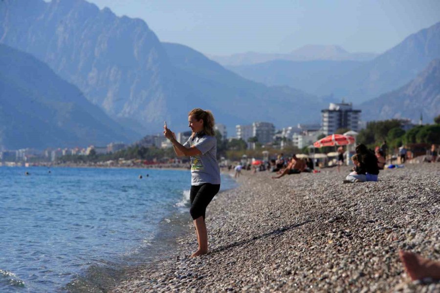 Türkiye’de Karla Mücadele Başlarken, Antalya’da Deniz Mevsimi Devam Ediyor