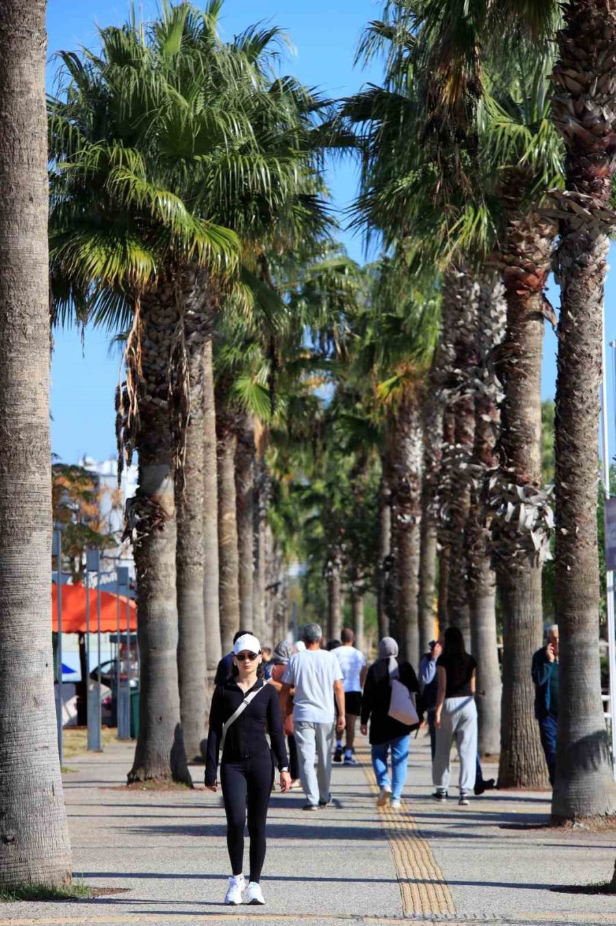 Türkiye’de Karla Mücadele Başlarken, Antalya’da Deniz Mevsimi Devam Ediyor