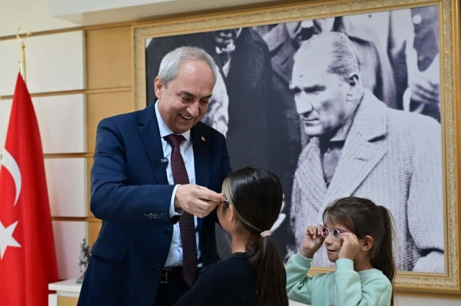 Kepez Belediyesi Okullarda Göz Sağlığı Taraması Yaptı; 100 Çocuğa Ücretsiz Gözlük