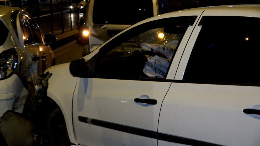 Refüje Çarpan Araç Zincirleme Kazaya Sebep Oldu: 1 Yaralı