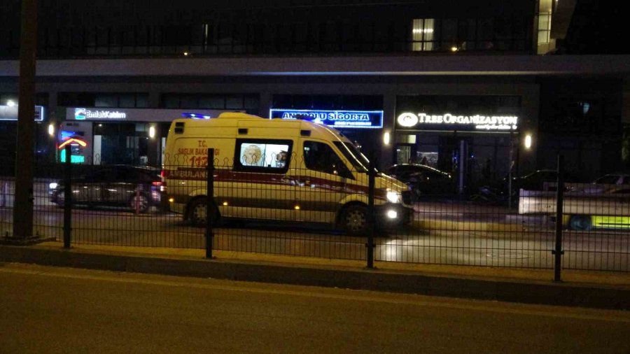 Refüje Çarpan Araç Zincirleme Kazaya Sebep Oldu: 1 Yaralı