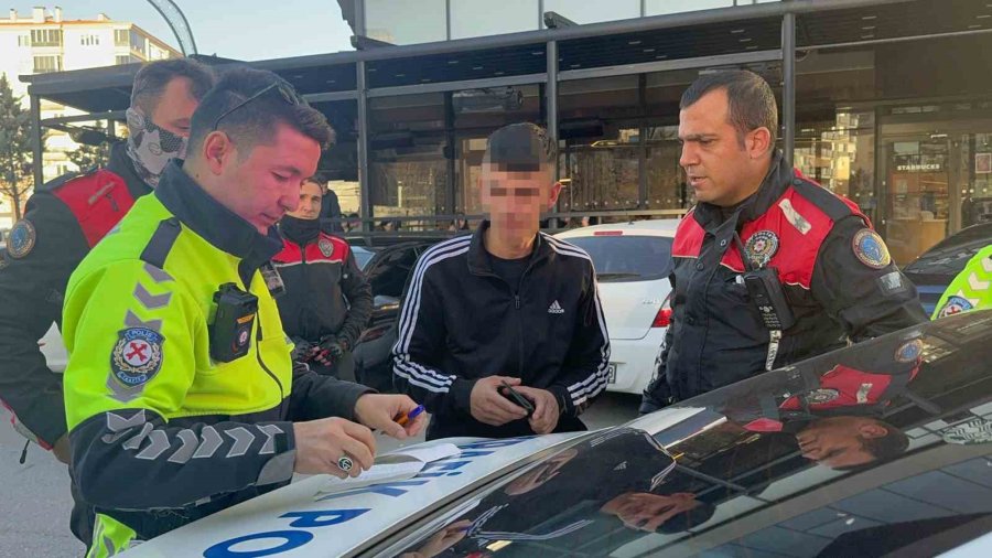 Jandarmadan Kaçtı, Kahve İçerken Polise Yakalandı