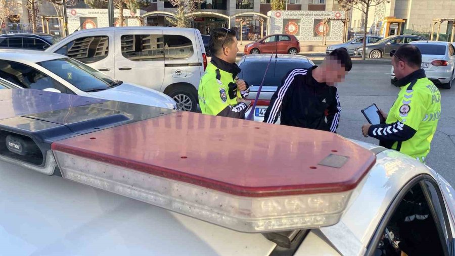 Jandarmadan Kaçtı, Kahve İçerken Polise Yakalandı