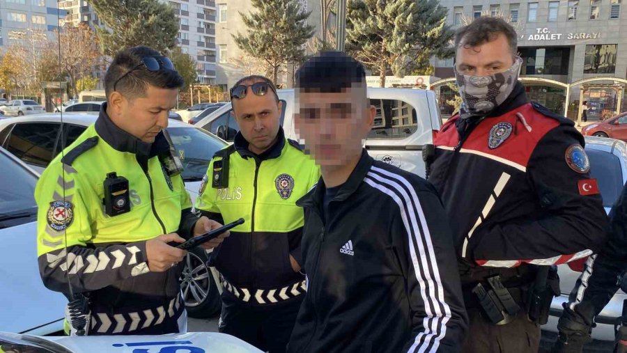 Jandarmadan Kaçtı, Kahve İçerken Polise Yakalandı
