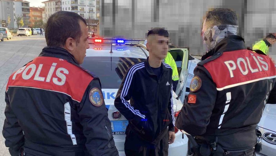 Jandarmadan Kaçtı, Kahve İçerken Polise Yakalandı
