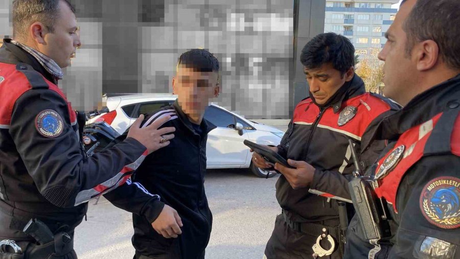 Jandarmadan Kaçtı, Kahve İçerken Polise Yakalandı