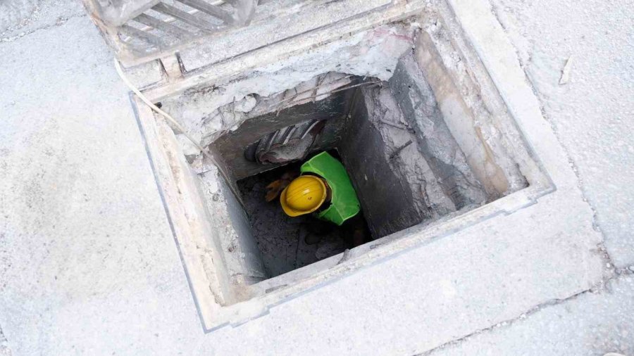 Asat, Kepez’de Yağmur Suyu Hatlarını Temizliyor