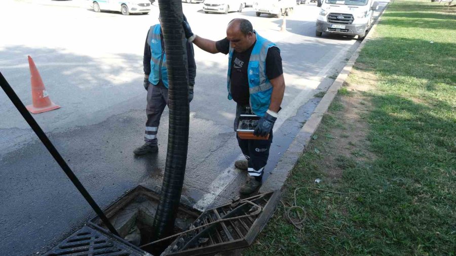 Asat, Kepez’de Yağmur Suyu Hatlarını Temizliyor