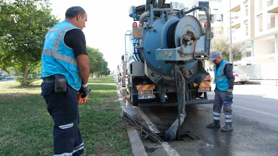 Asat, Kepez’de Yağmur Suyu Hatlarını Temizliyor
