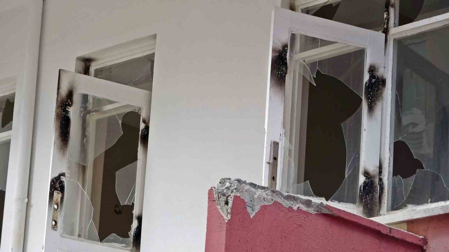 Kentsel Dönüşüm İçin Boşaltılan Binadaki Yangında Erkek Cesedi Çıktı