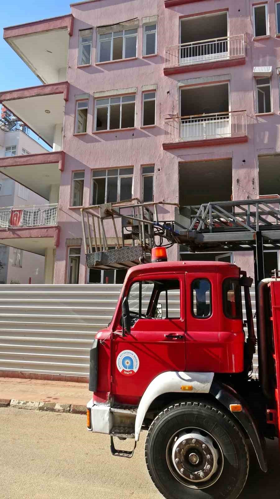 Kentsel Dönüşüm İçin Boşaltılan Binadaki Yangında Erkek Cesedi Çıktı