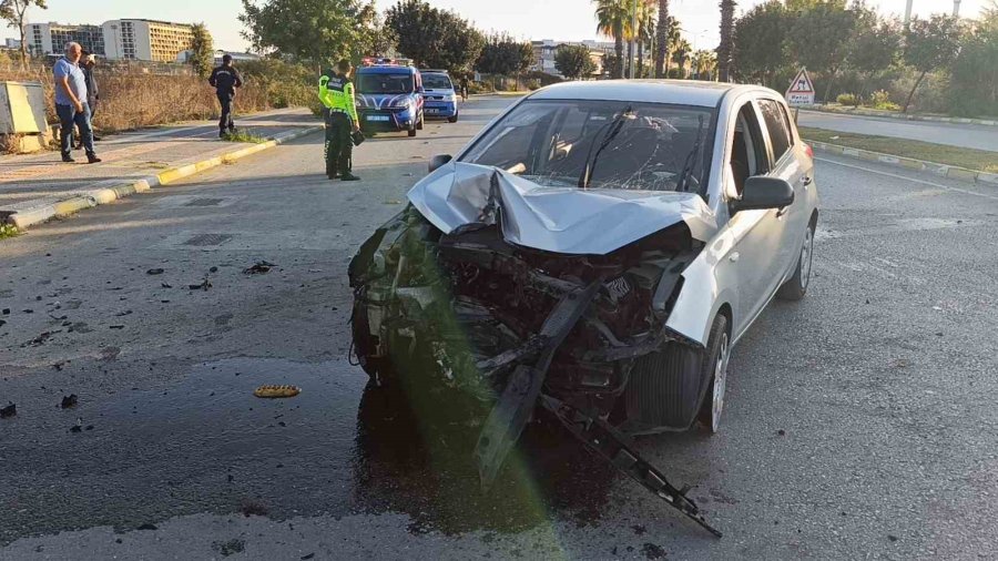 Palmiyeye Çarpan Otomobil Hurdaya Döndü: 1 Yaralı