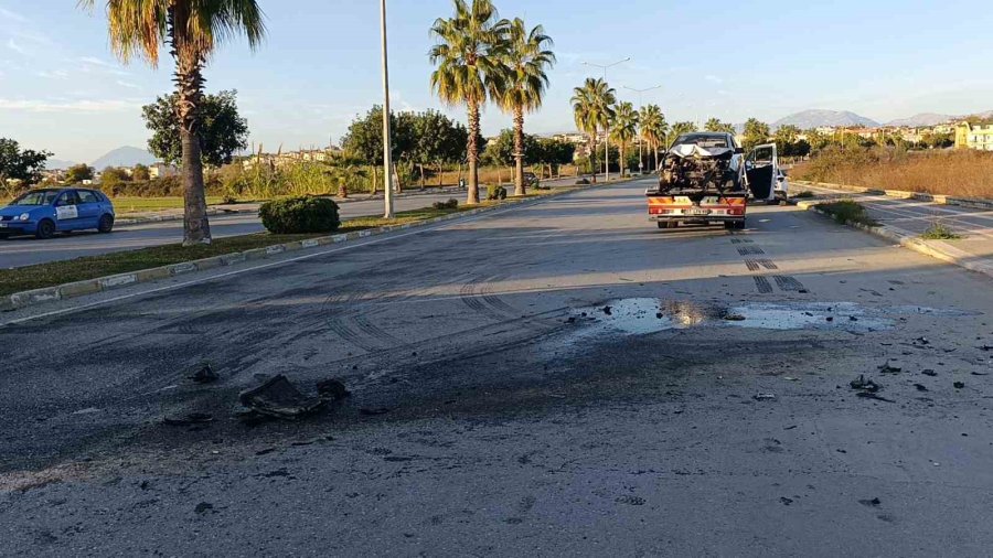 Palmiyeye Çarpan Otomobil Hurdaya Döndü: 1 Yaralı