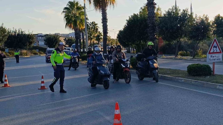 Palmiyeye Çarpan Otomobil Hurdaya Döndü: 1 Yaralı