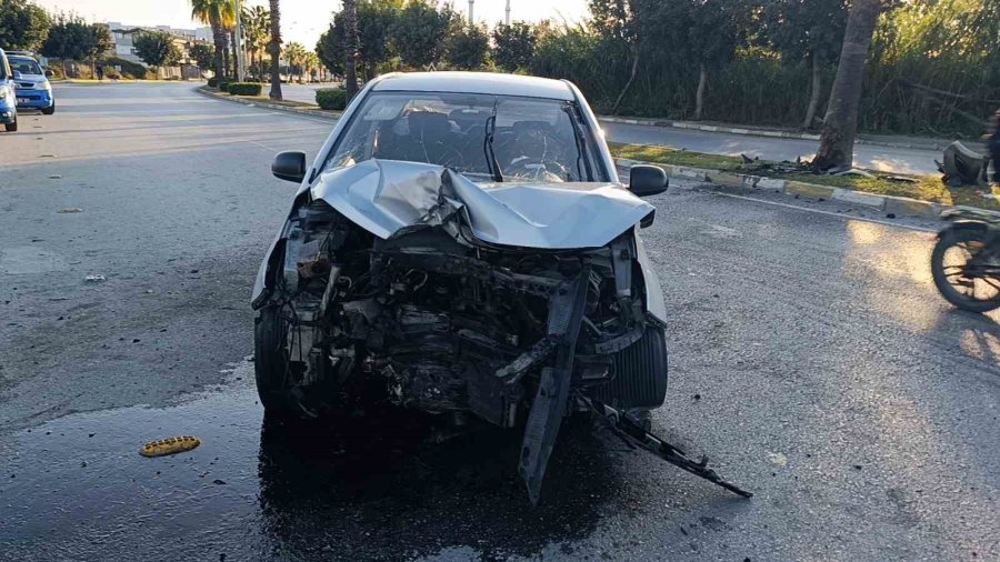 Palmiyeye Çarpan Otomobil Hurdaya Döndü: 1 Yaralı