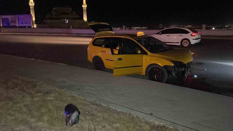 Karaman’da Ticari Taksi Aydınlatma Direğine Çarptı