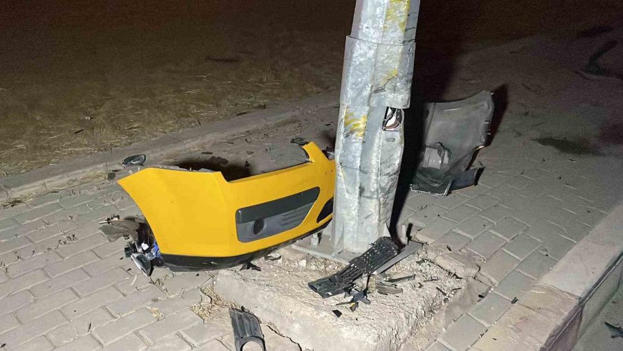 Karaman’da Ticari Taksi Aydınlatma Direğine Çarptı