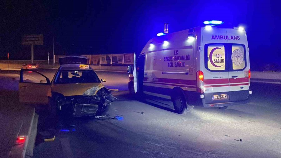 Karaman’da Ticari Taksi Aydınlatma Direğine Çarptı