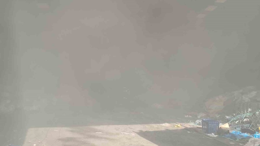 Antalya’da Geri Dönüşüm Fabrikasındaki Yangın Korkuttu