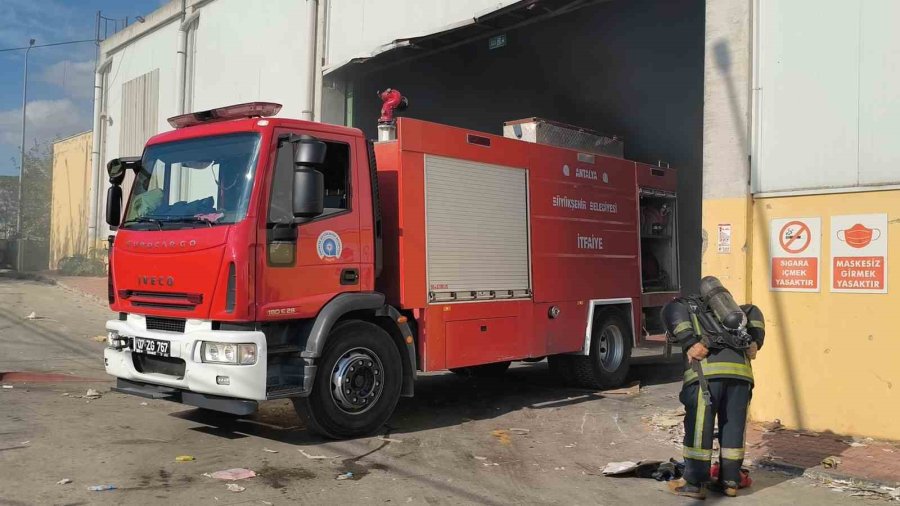 Antalya’da Geri Dönüşüm Fabrikasındaki Yangın Korkuttu