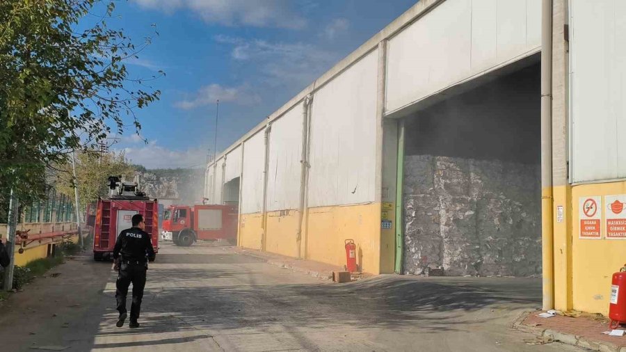Antalya’da Geri Dönüşüm Fabrikasındaki Yangın Korkuttu