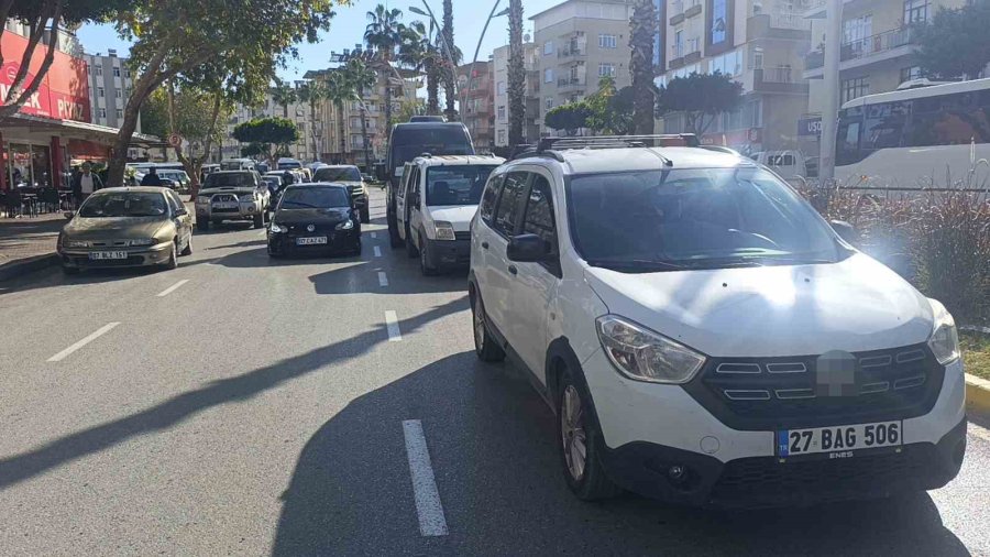 Manavgat’ta 3 Aracın Karıştığı Zincirleme Kazada 1 Kişi Yaralandı