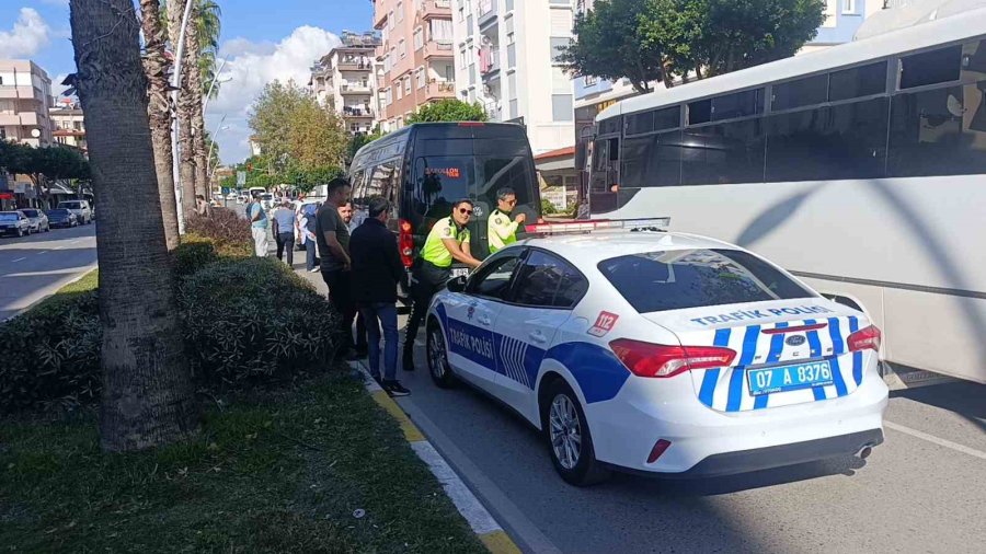 Manavgat’ta 3 Aracın Karıştığı Zincirleme Kazada 1 Kişi Yaralandı