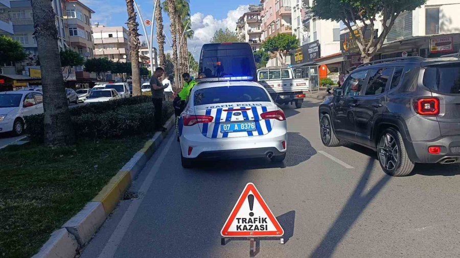 Manavgat’ta 3 Aracın Karıştığı Zincirleme Kazada 1 Kişi Yaralandı