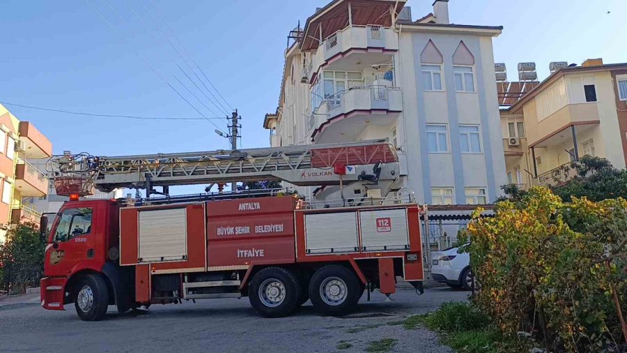 Apartman Çatısındaki Yangını Patlayan Su Borusu Söndürdü