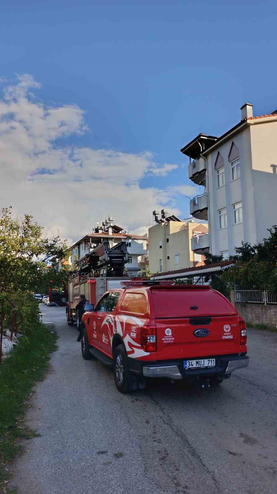 Apartman Çatısındaki Yangını Patlayan Su Borusu Söndürdü