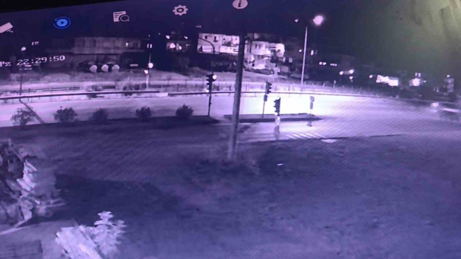 Havalanan Otomobil Hafif Ticari Araca Çarptı