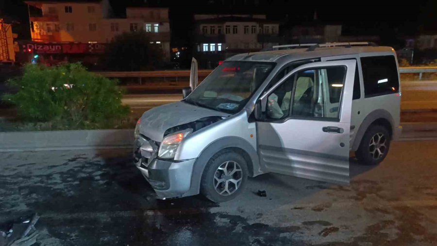 Havalanan Otomobil Hafif Ticari Araca Çarptı