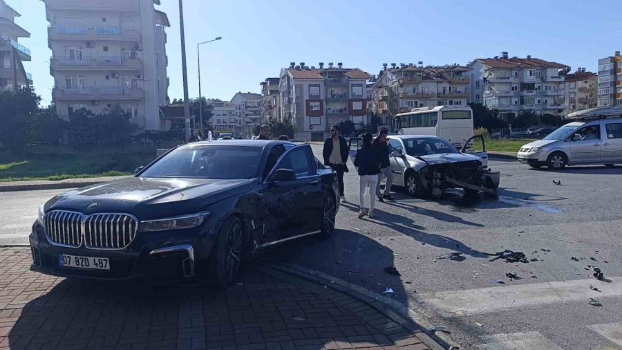 İl Sağlık Müdürlüğü Aracı Kaza Yaptı: 2 Sağlık Çalışanı Yaralandı