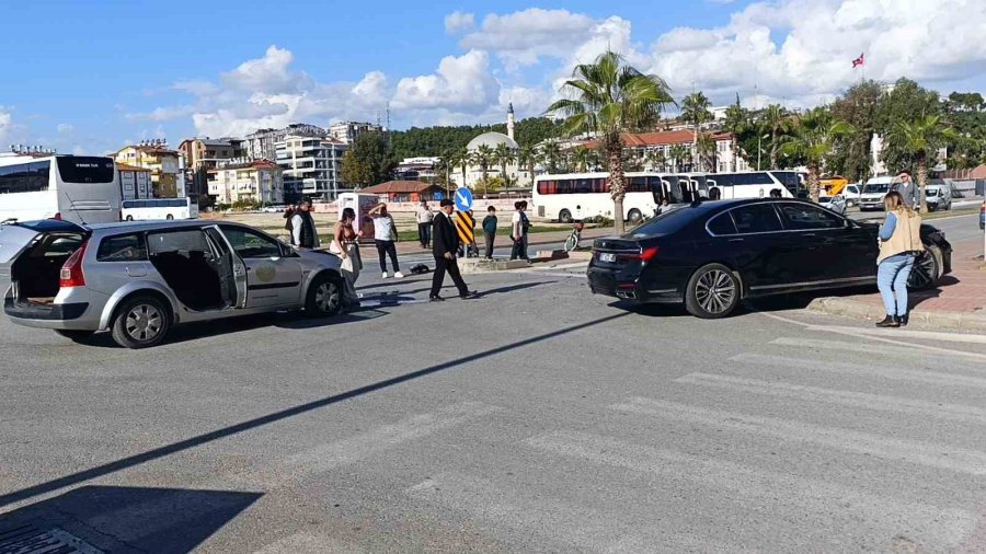 İl Sağlık Müdürlüğü Aracı Kaza Yaptı: 2 Sağlık Çalışanı Yaralandı