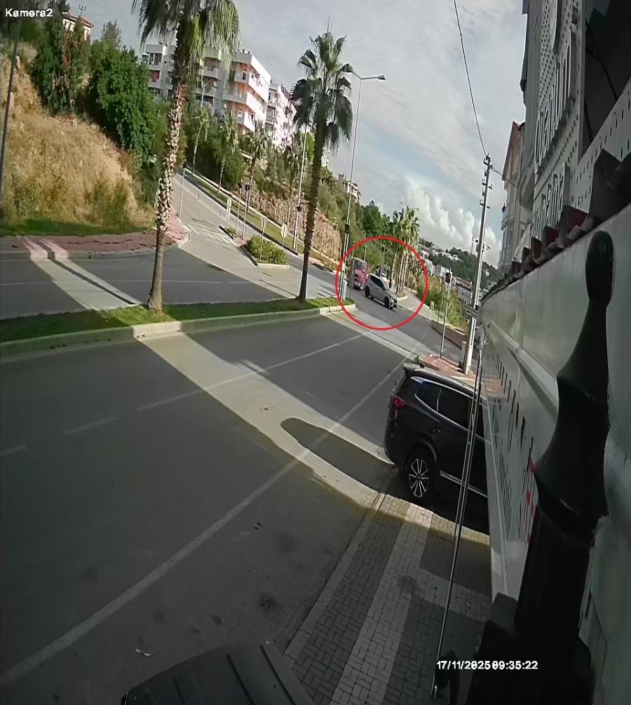 Şoförlük Eğitimi Yaparken Refüjdeki Palmiyeyi Devirdi, Kaza Anı Güvenlik Kamerasına Yansıdı