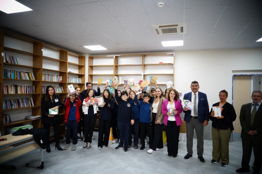 Konyaaltı Belediyesi Okul Kütüphanesine Kitap Bağışı Yaptı