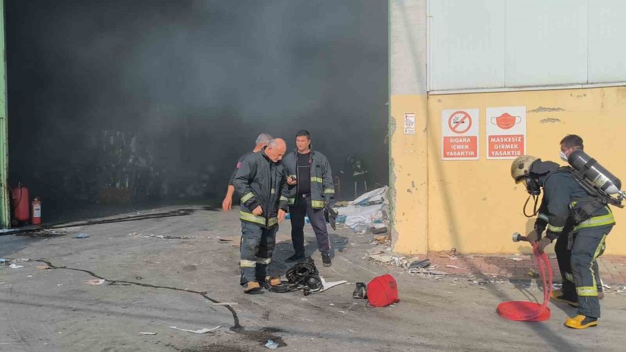 Antalya’da Geri Dönüşüm Fabrikasındaki Yangın Korkuttu