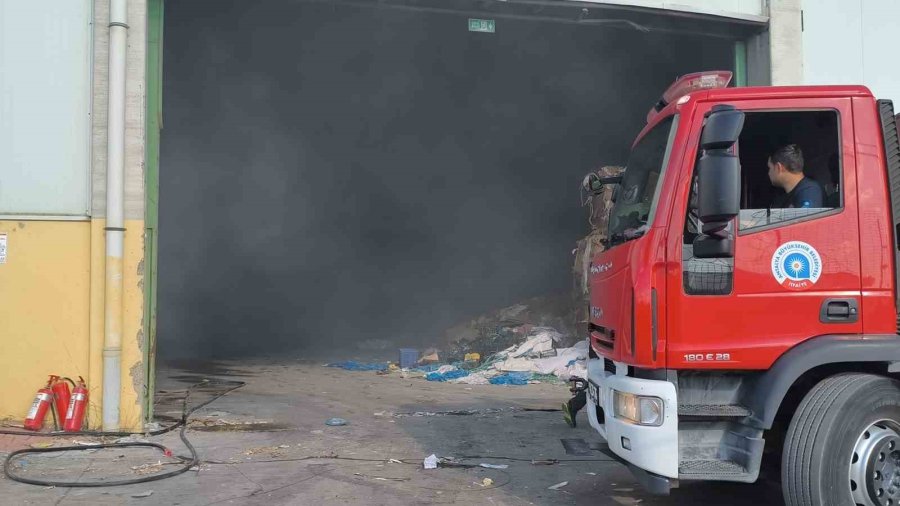 Antalya’da Geri Dönüşüm Fabrikasındaki Yangın Korkuttu