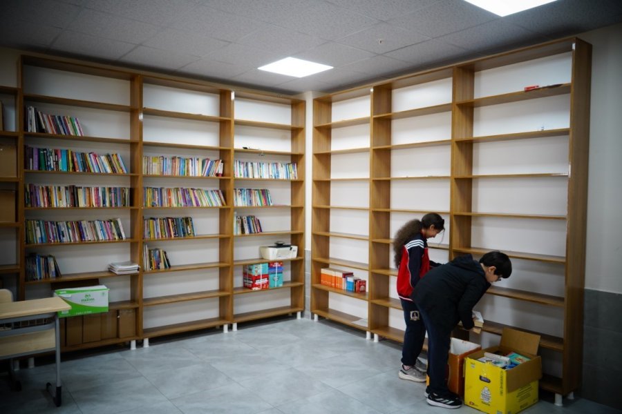 Konyaaltı Belediyesi Okul Kütüphanesine Kitap Bağışı Yaptı
