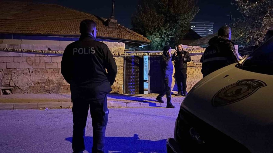 16 Yaşındaki Çocuk, Babasını Annesini Darp Ettiği İçin Öldürmüş