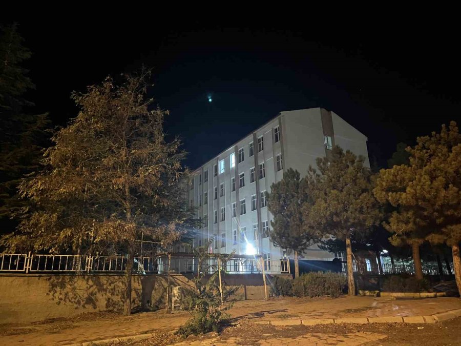 Niğde’de 6 Öğrenci Yedikleri Pastadan Sonra Hastanelik Oldu