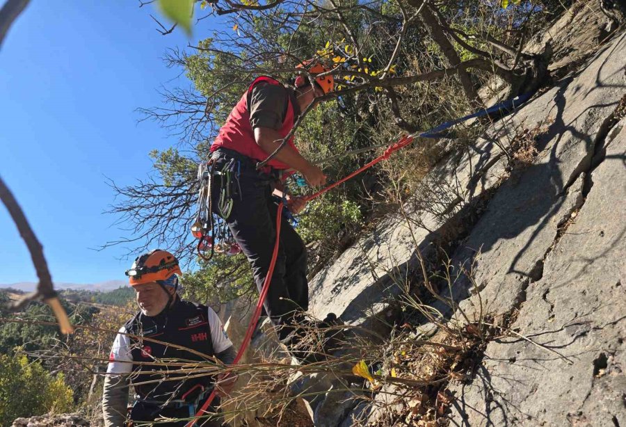 Kaya Oyuğuna Düşen Ve 3 Gün Mahsur Kalan Keçi, Film Gibi Operasyonla Kurtarıldı