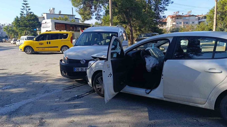 Manavgat’ta Otomobiller Kafa Kafaya Çarpıştı: 1 Yaralı