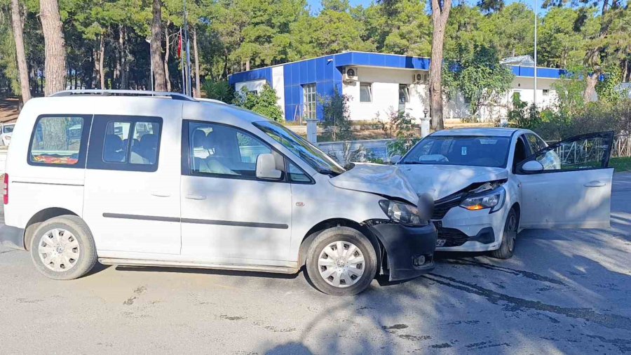 Manavgat’ta Otomobiller Kafa Kafaya Çarpıştı: 1 Yaralı